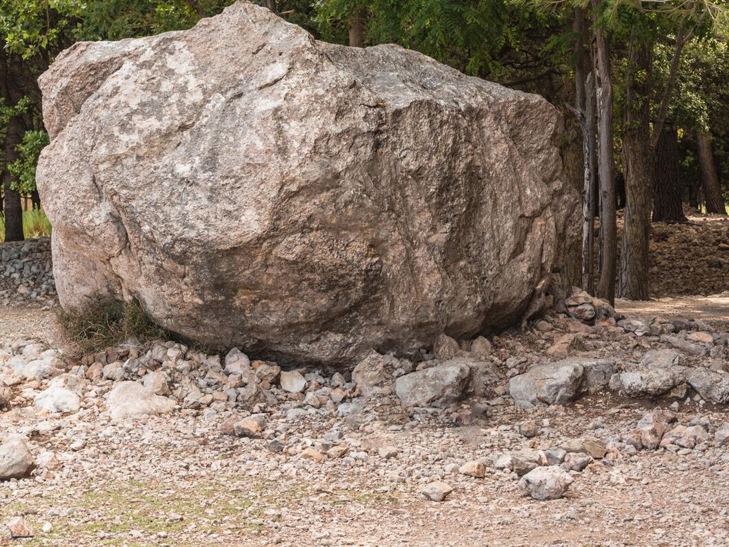 Large boulder with rocks in the woods